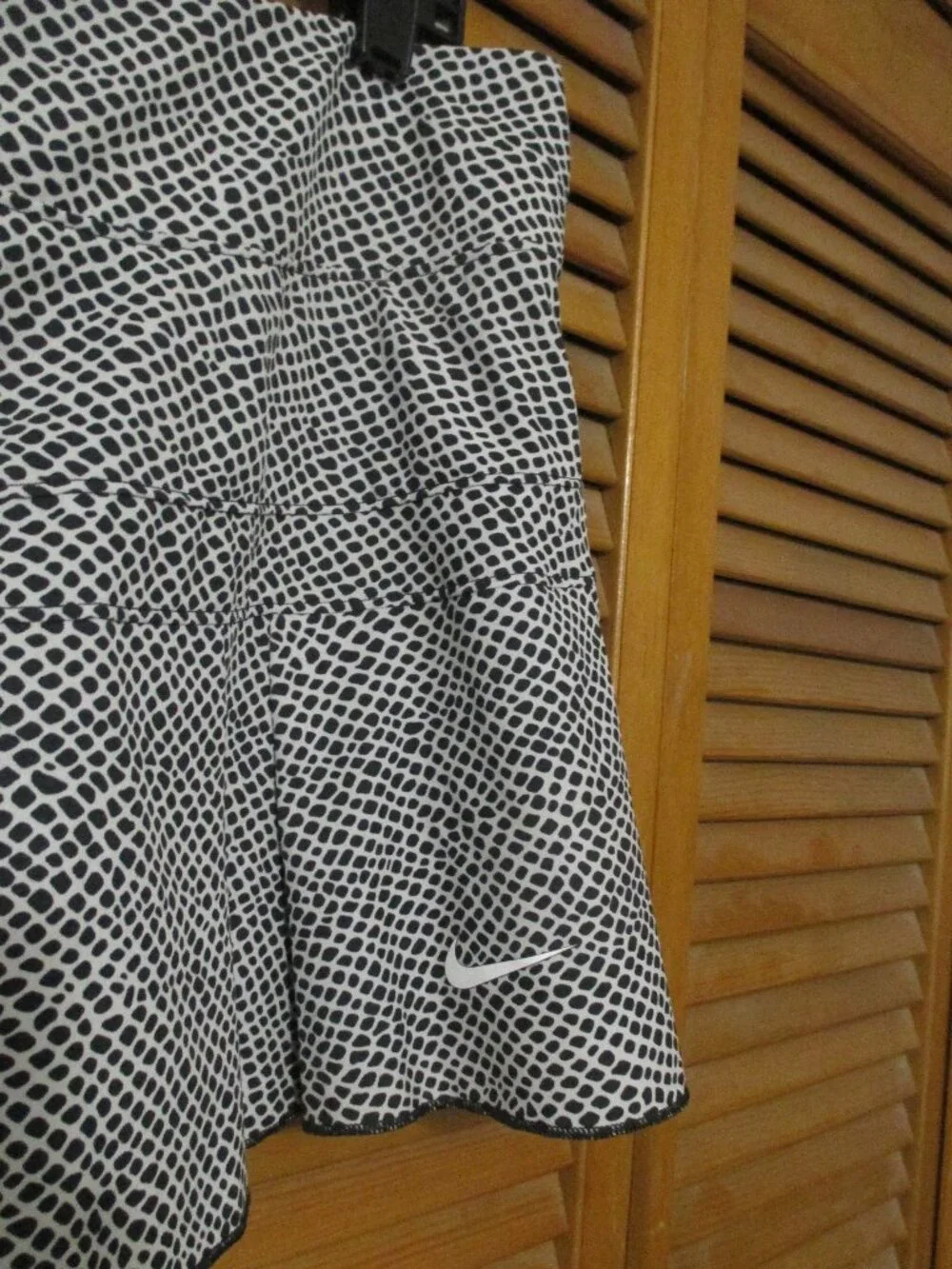 Nike women's skort Dri Fit, pull on black & white like new size L